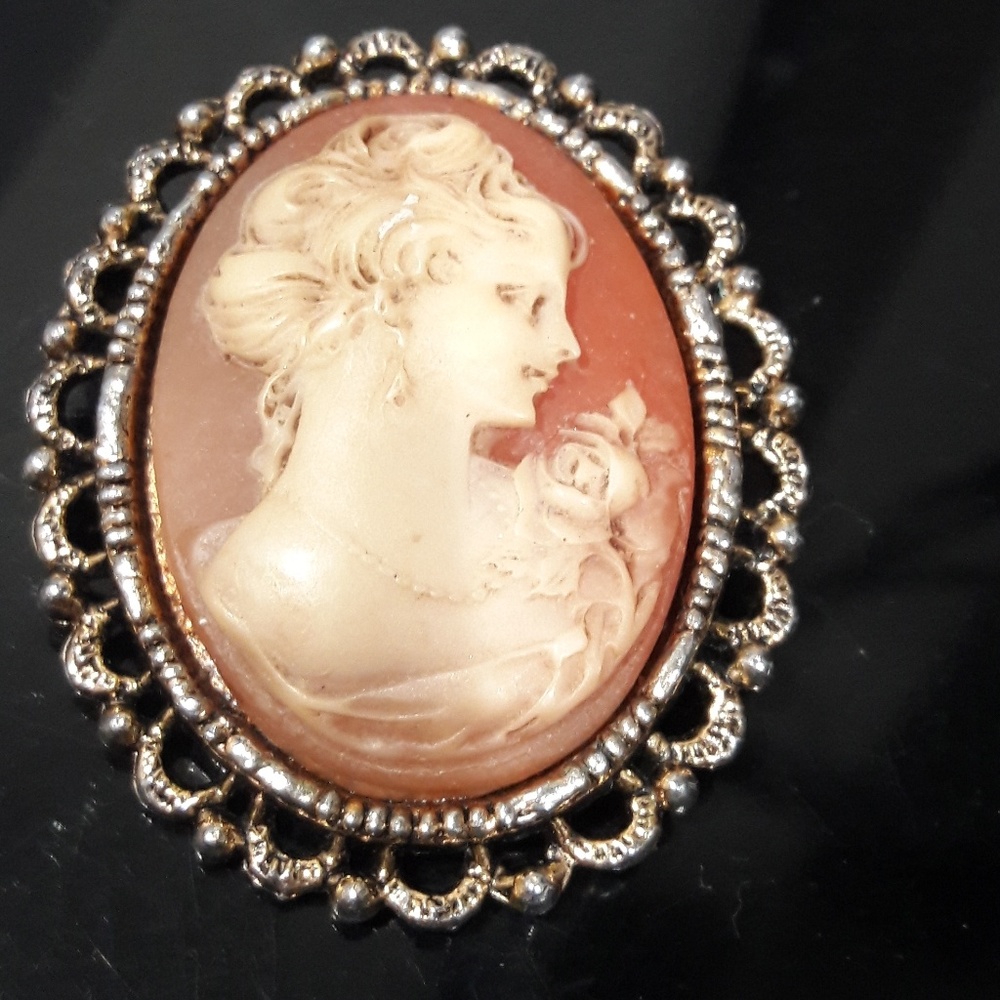 wmac vintage cameo brooch
